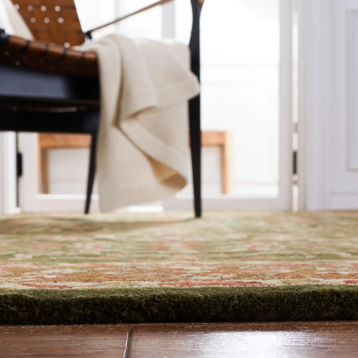 Safavieh Classic 5'-0" x 8'-0" Rug in Light Green / Gold