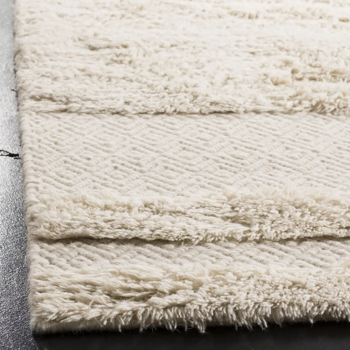 Safavieh Kenya 4'-0" x 6'-0" Rug in Ivory