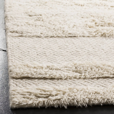 Safavieh Kenya 4'-0" x 6'-0" Rug in Ivory