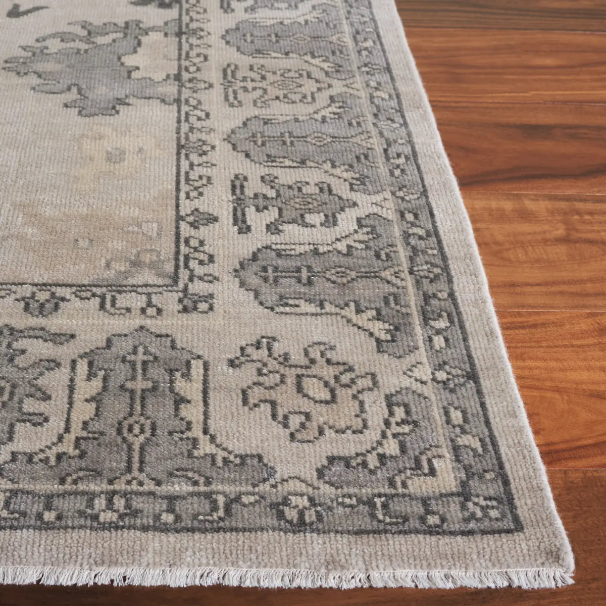 Safavieh Oushak 6'-0" x 9'-0" Rug in Silver / Grey