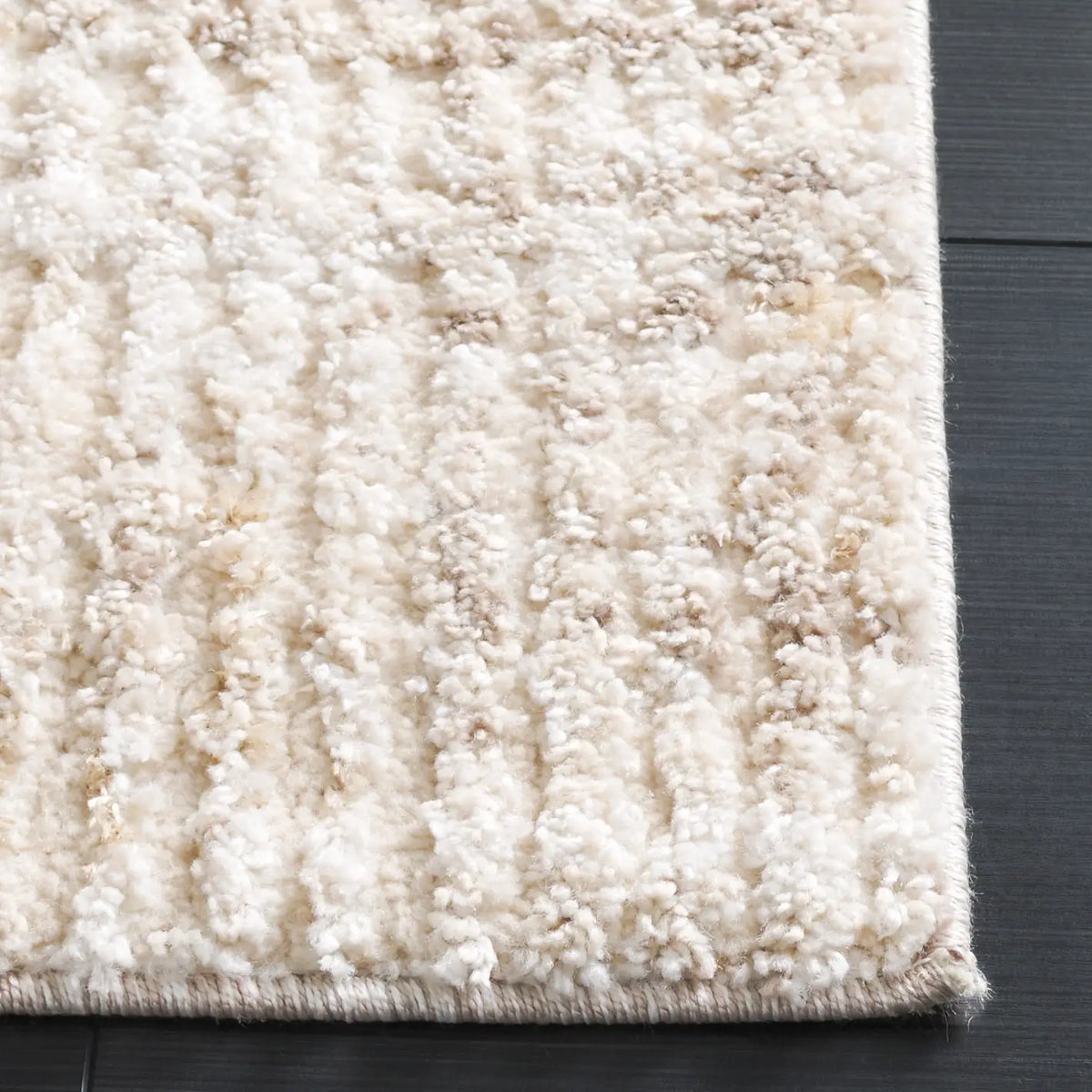 Safavieh Ravine Shag 4'-0" x 6'-0" Rug in Beige / Ivory