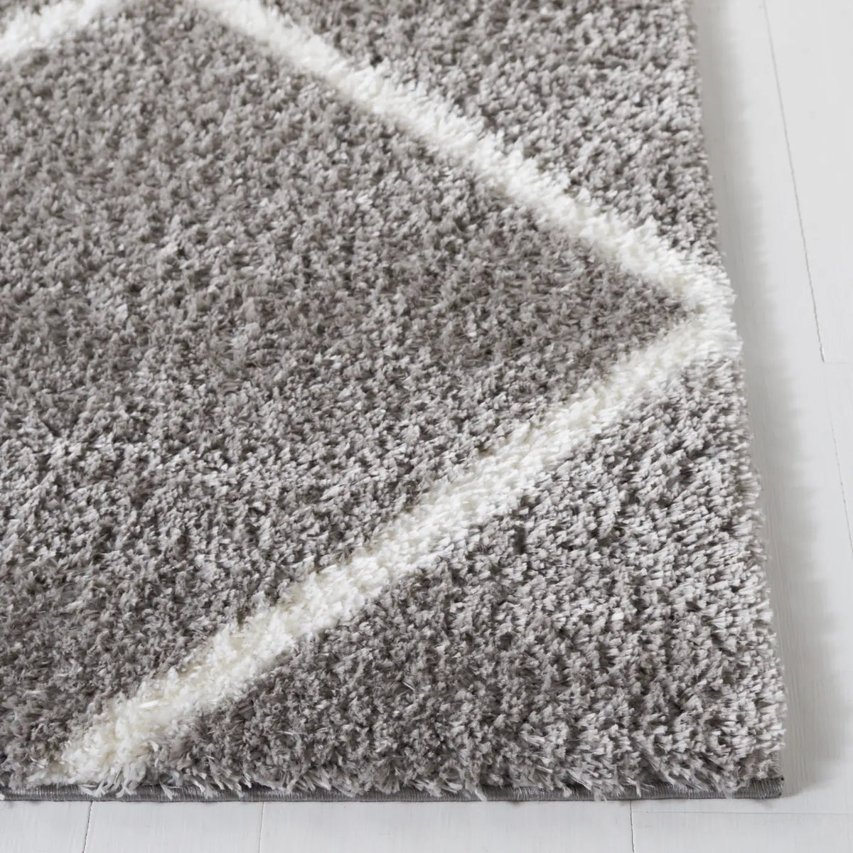 Safavieh Tahoe Shag 4'-0" x 6'-0" Rug in Grey / White