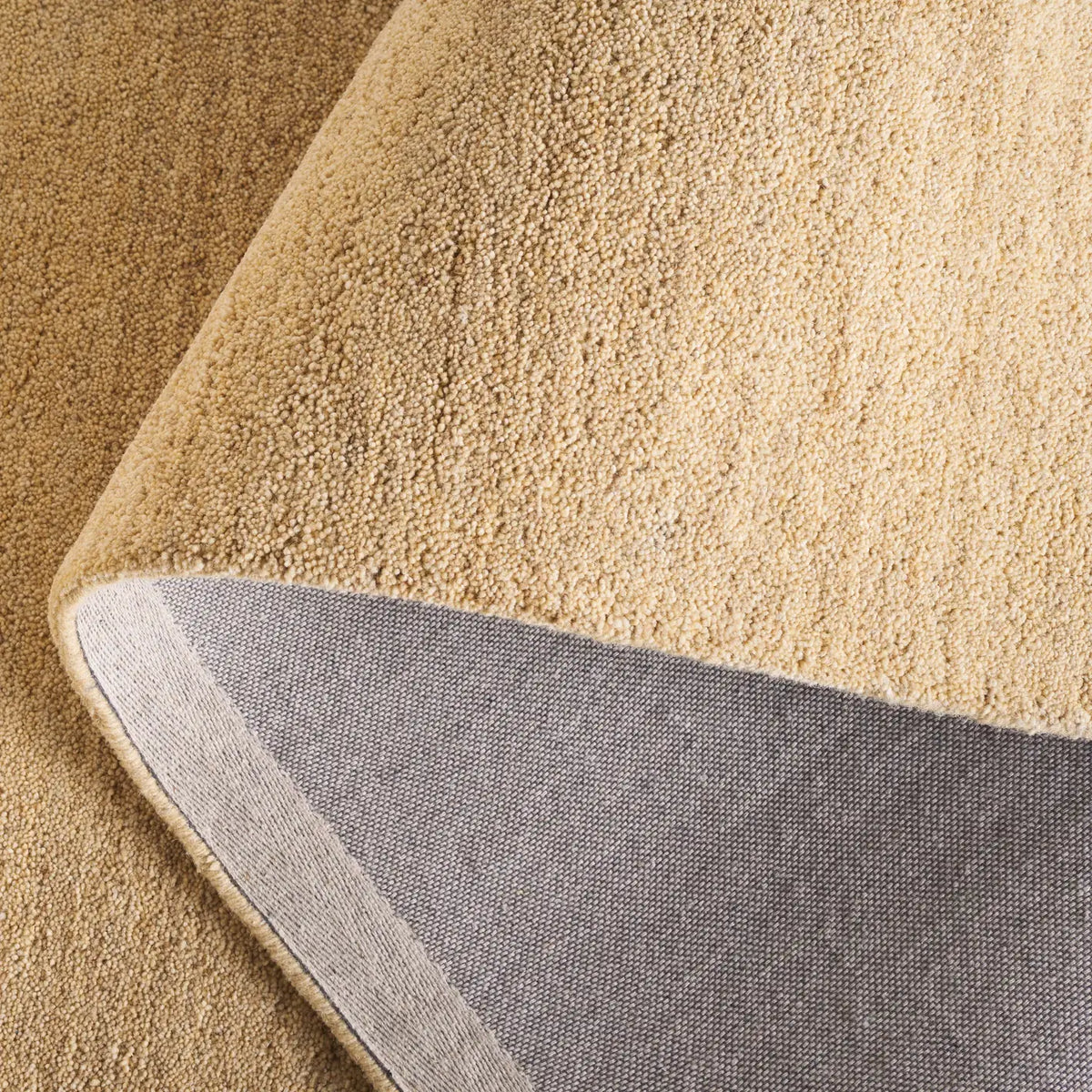 Safavieh Himalaya 4'-0" x 6'-0" Rug in Beige