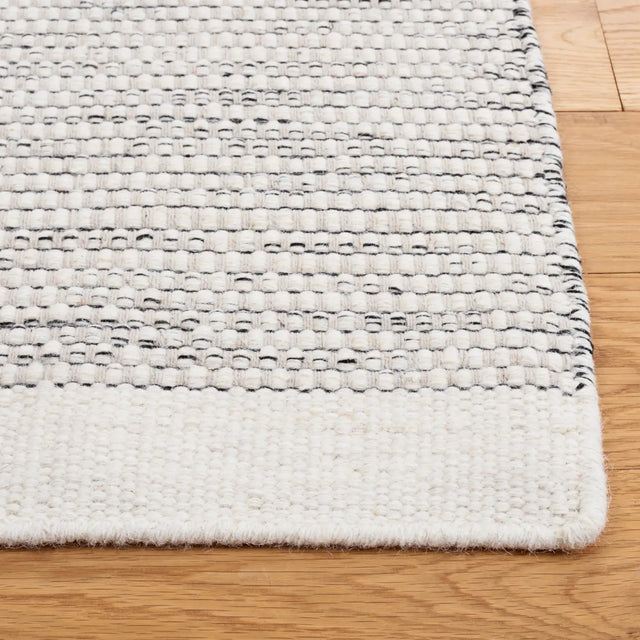 Safavieh Vermont 4'-0" x 6'-0" Rug in Ivory / Black