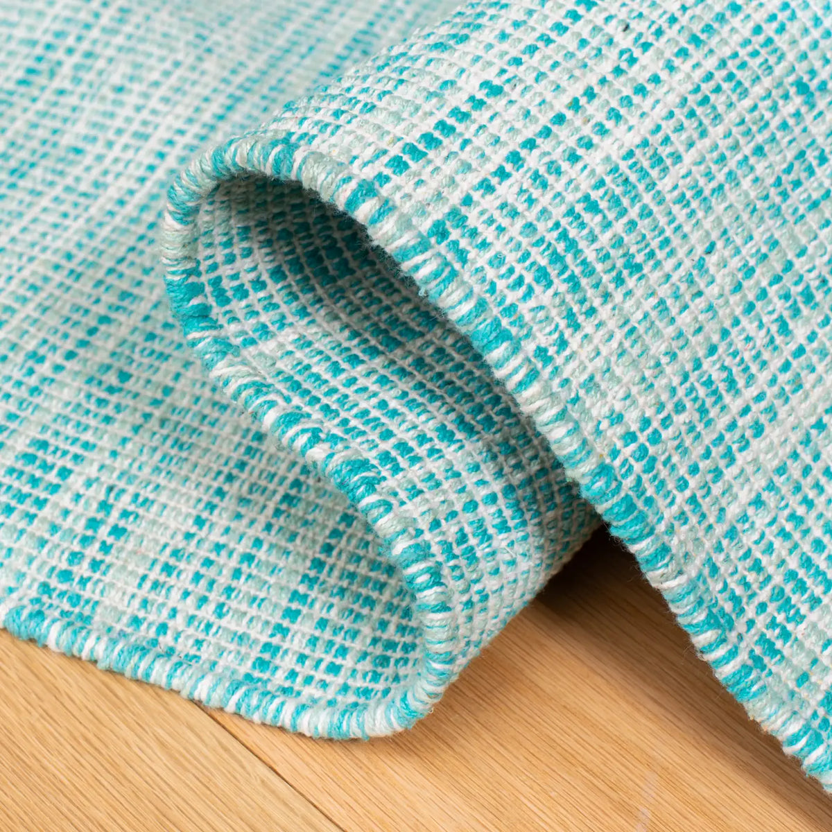 Safavieh Montauk 4'-0" x 6'-0" Rug in Aqua / Blue