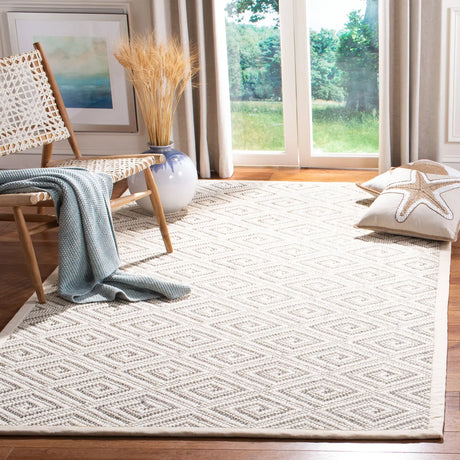 Safavieh Palm Beach 5'-0" x 8'-0" Rug in Natural / Ivory