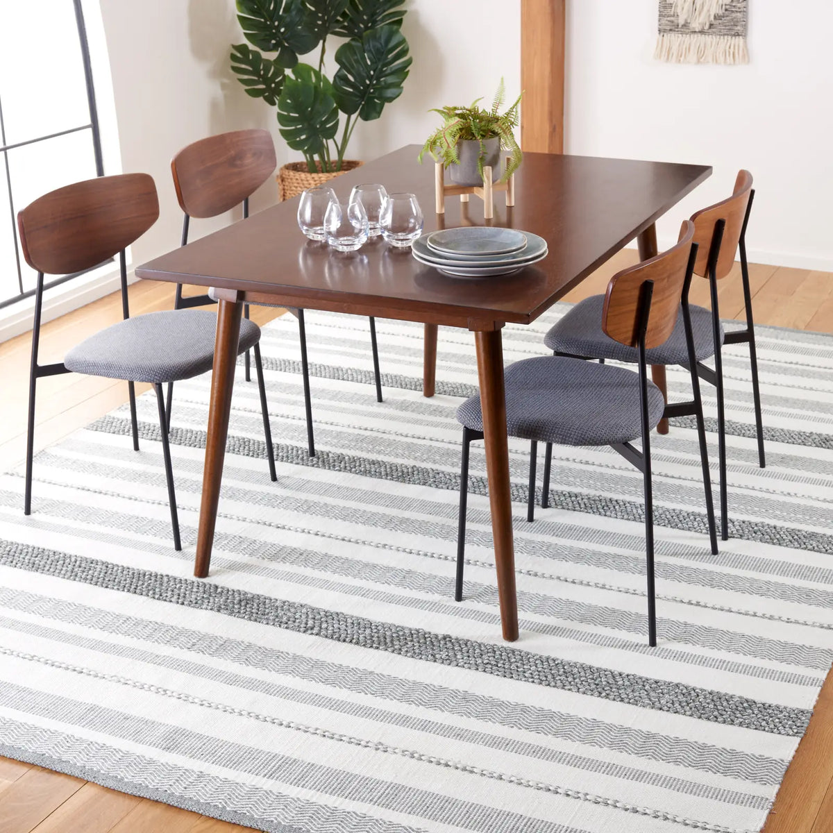 Safavieh Kilim 6'-0" x 9'-0" Rug in Silver / Ivory