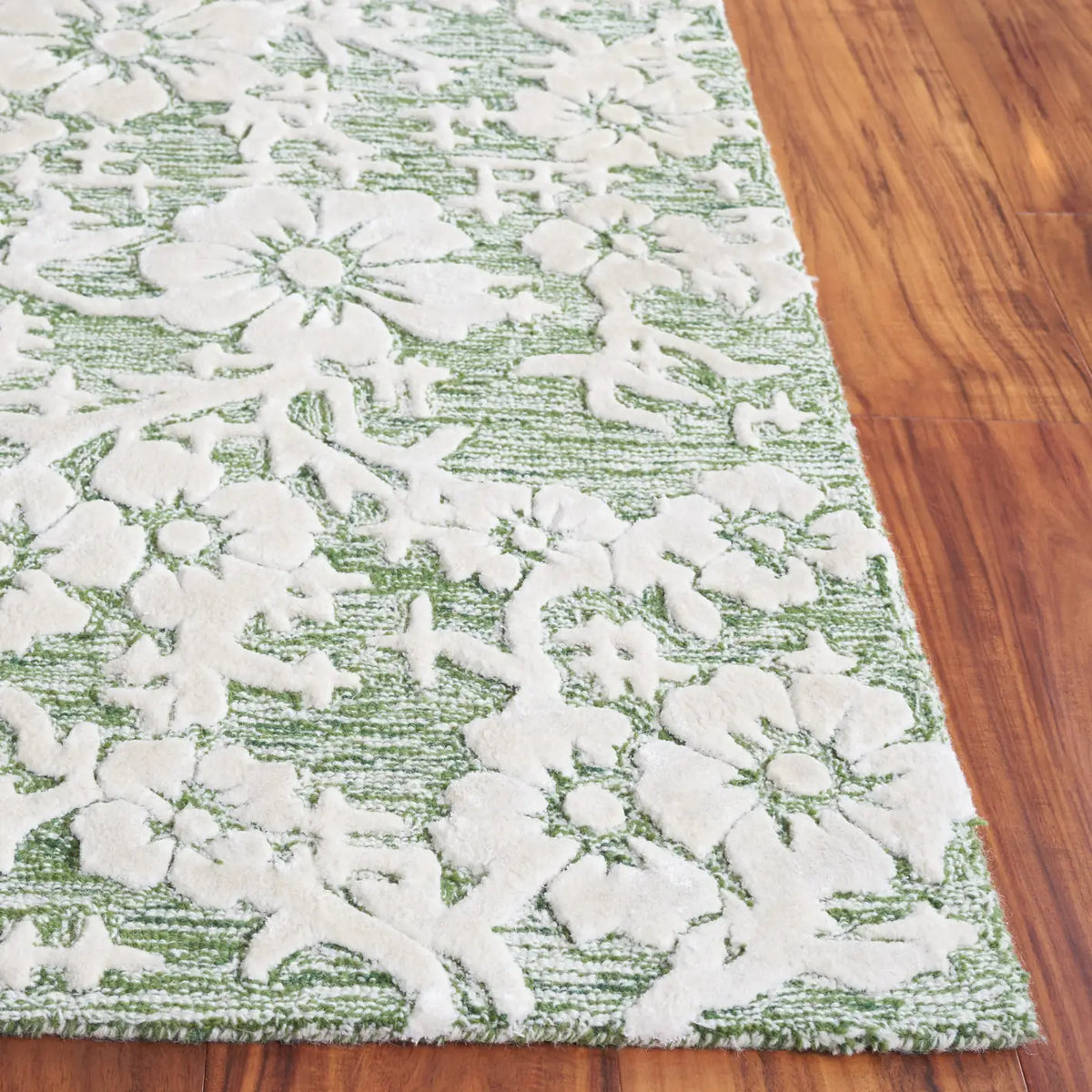 Safavieh Glamour 4'-0" x 6'-0" Rug in Green / Ivory