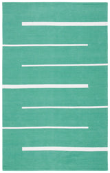 Safavieh Montauk 4'-0" x 6'-0" Rug in Dark Green / Ivory
