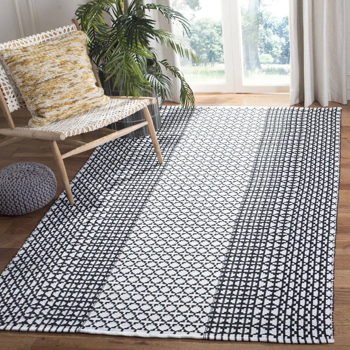 Safavieh Montauk 5'-0" x 8'-0" Rug in Black / Ivory
