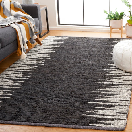 Safavieh Natural Fiber 4'-0" x 6'-0" Rug in Black / Beige