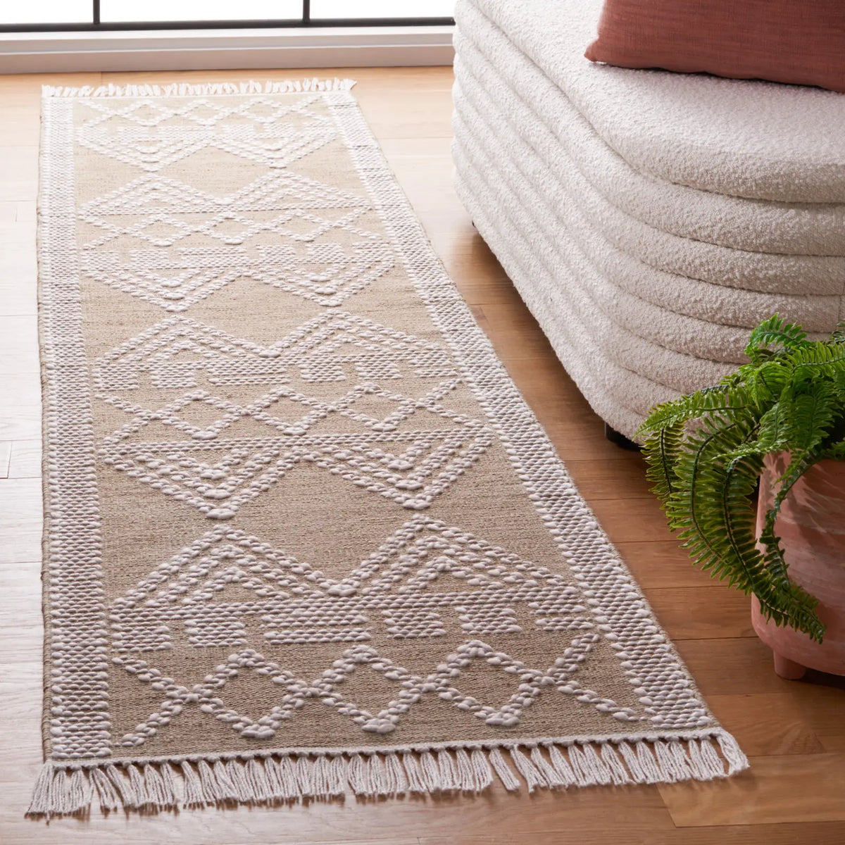 Safavieh Kilim 2'-3" x 9'-0" Rug in Beige / Ivory