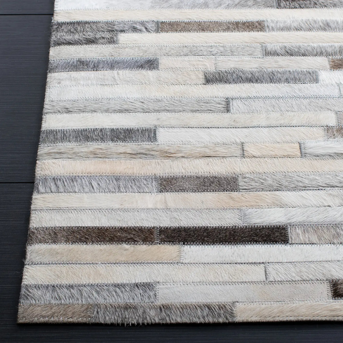 Safavieh Studio Leather 4'-0" x 6'-0" Rug in Ivory / Grey