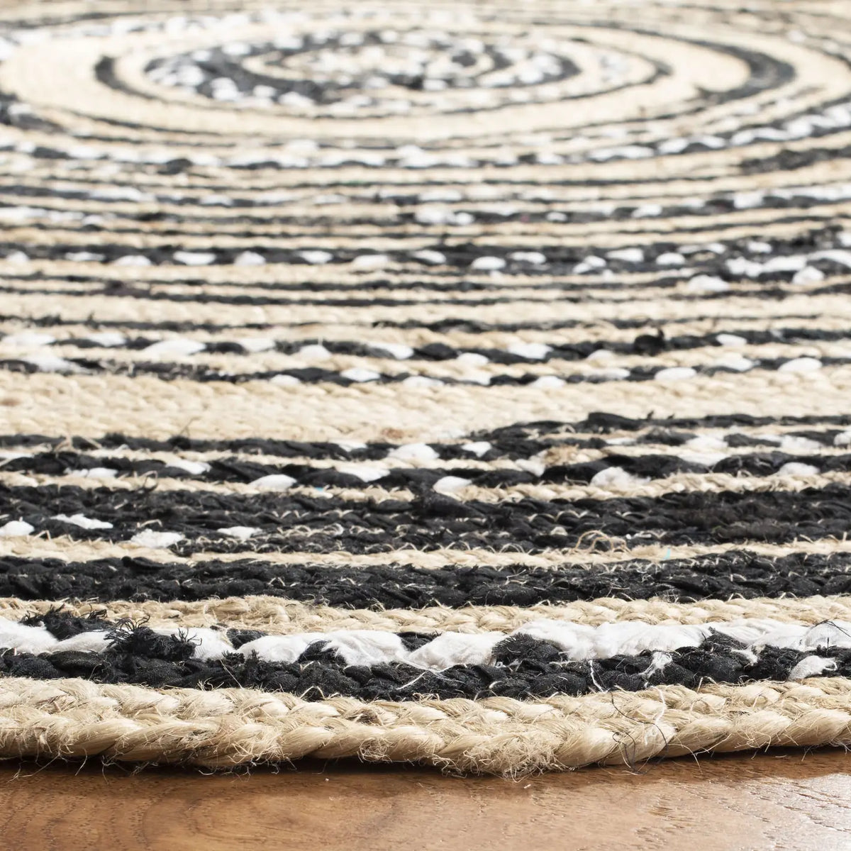 Safavieh Cape Cod 5'-0" x 5'-0" Rug in Black / Ivory