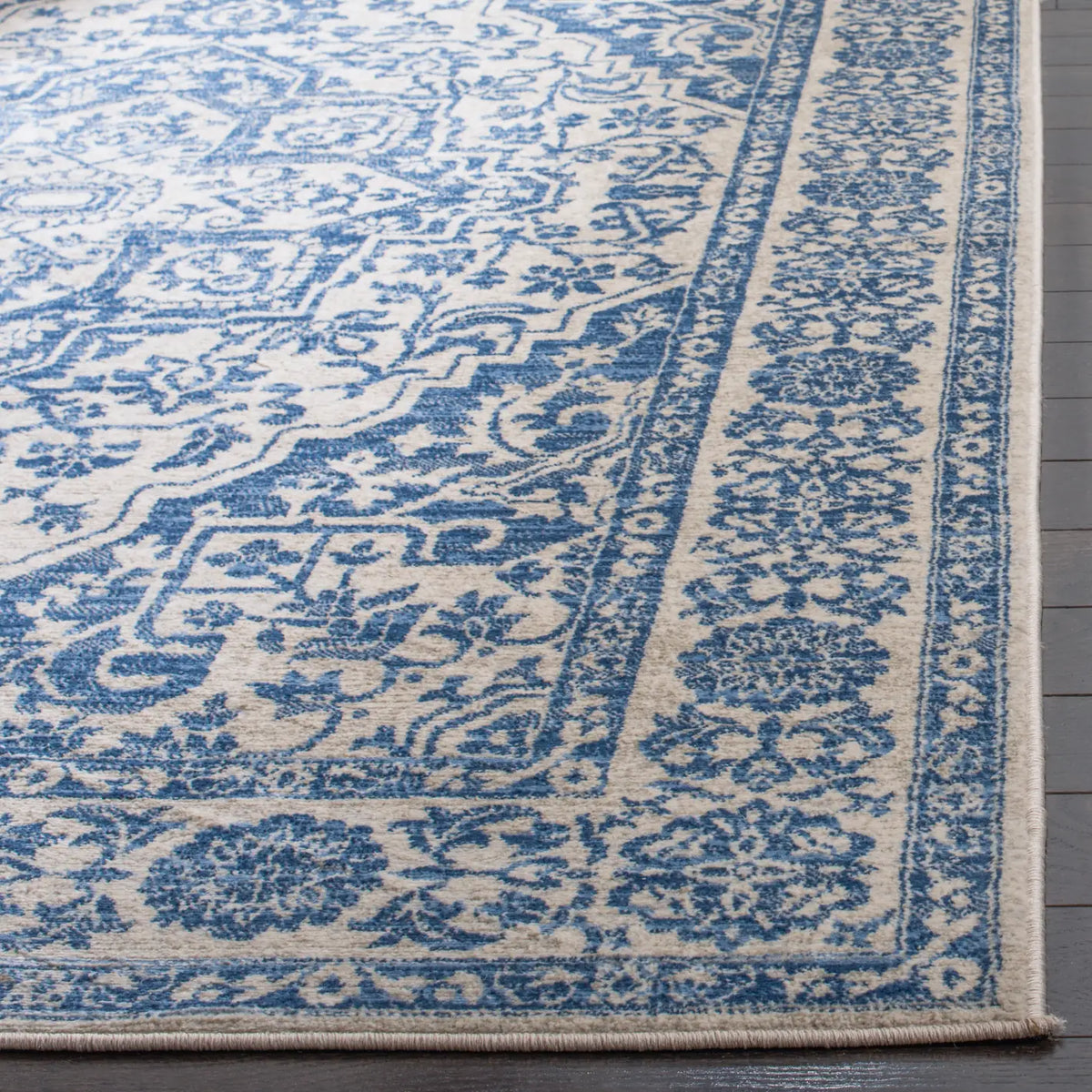 Safavieh Brentwood 4'-0" x 6'-0" Rug in Navy / Light Grey