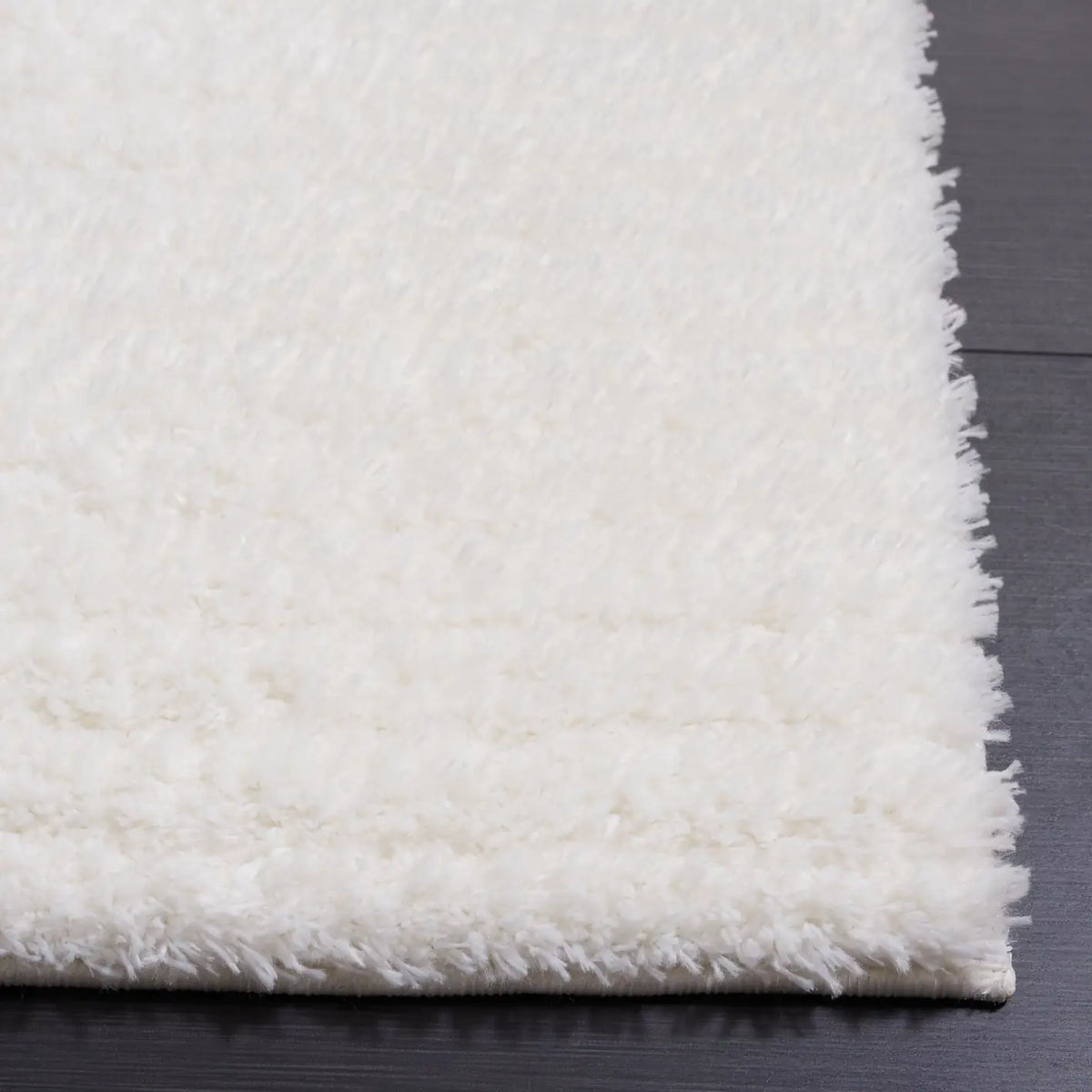 Safavieh Tahoe Shag 4'-0" x 6'-0" Rug in Ivory