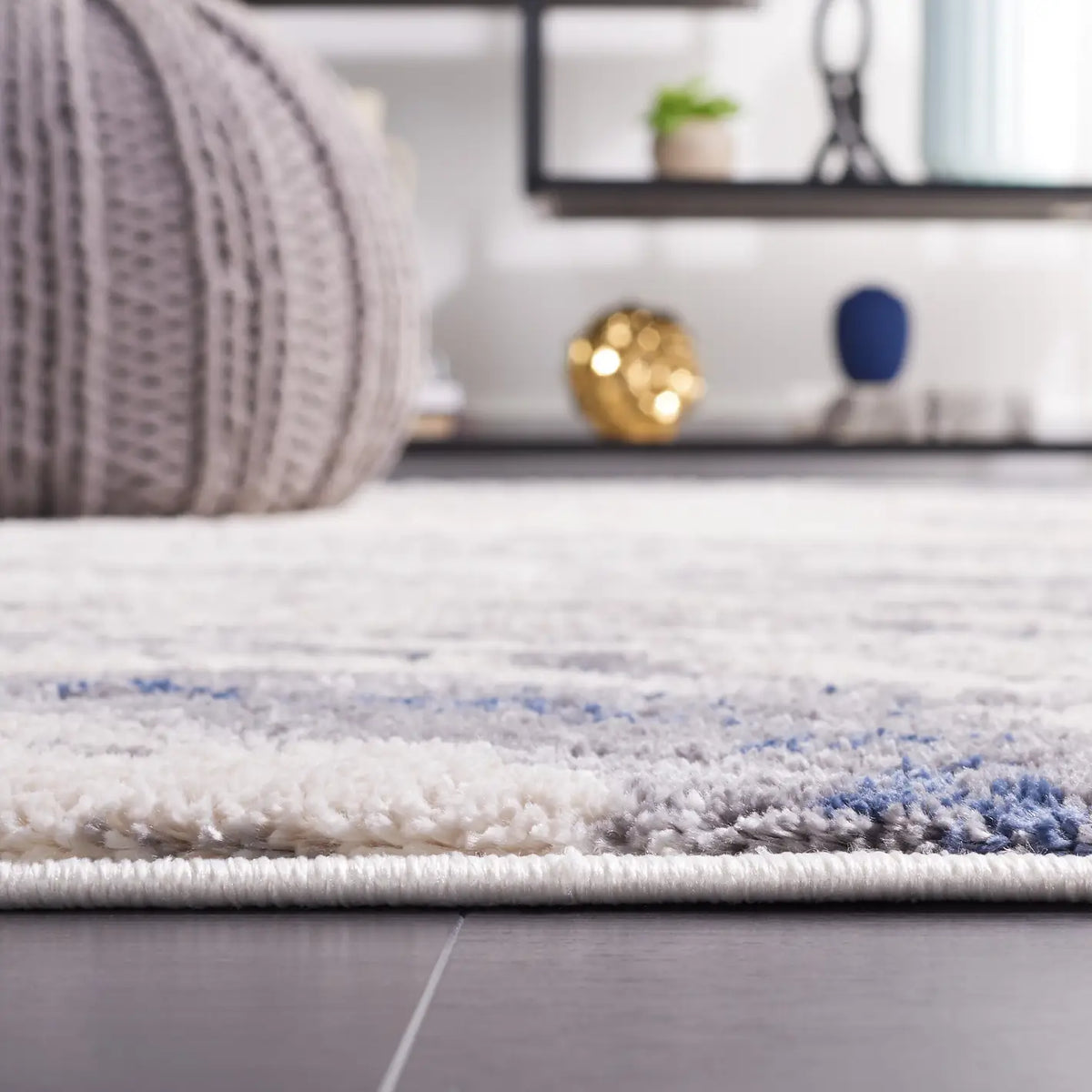 Safavieh Petra 4'-0" x 6'-0" Rug in Light Beige / Blue