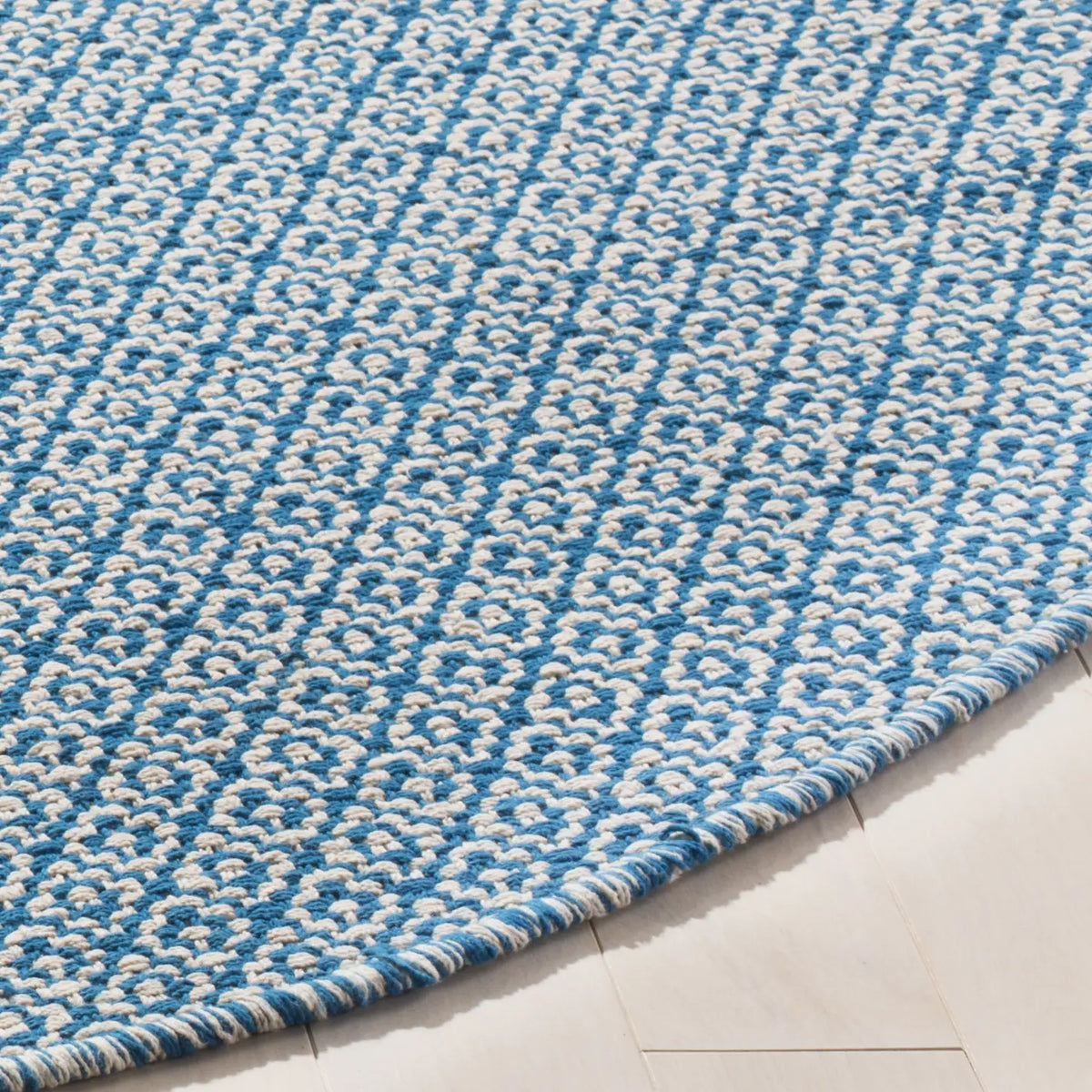 Safavieh Montauk 6'-0" x 6'-0" Rug in Ivory / Blue
