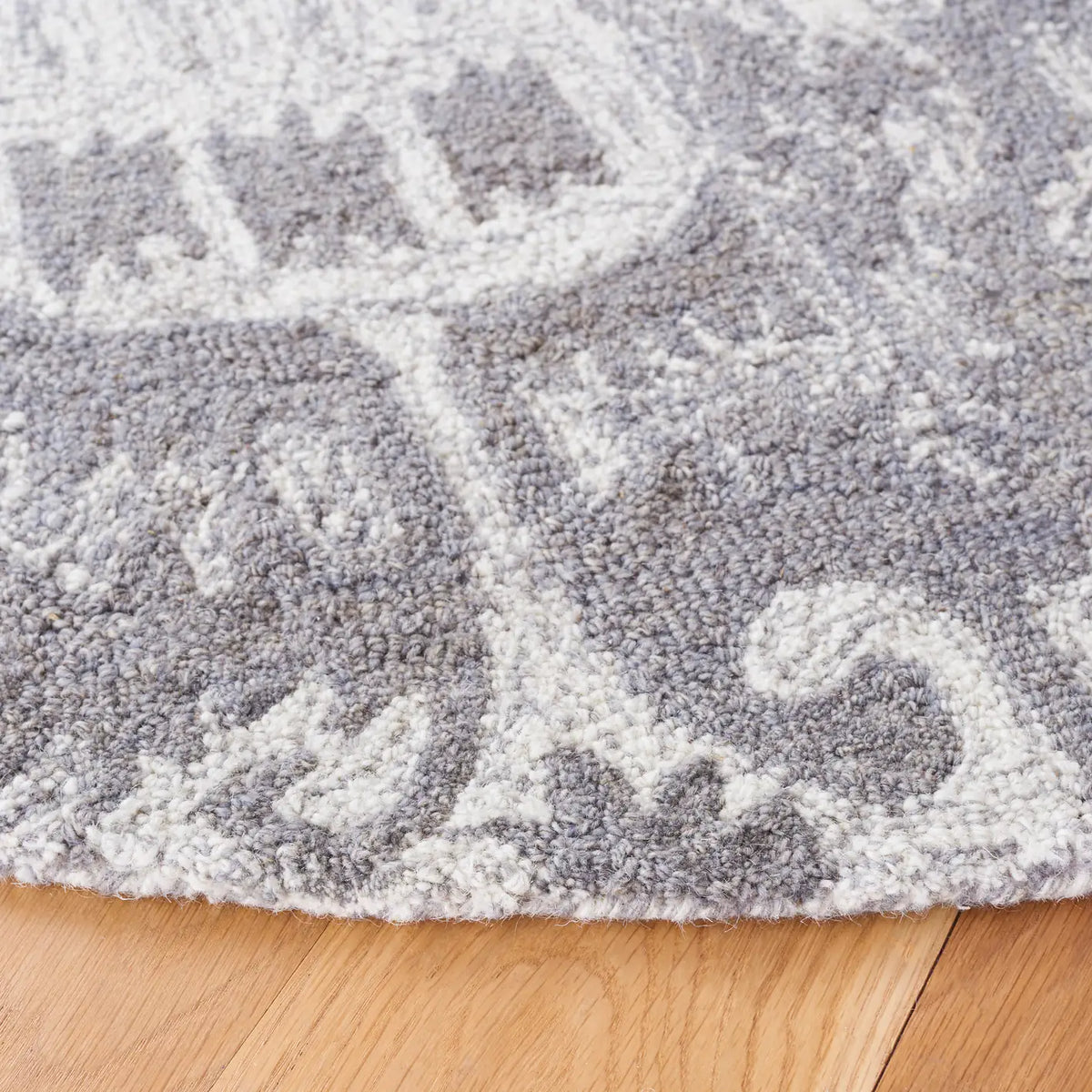 Safavieh Ikat 6'-0" x 6'-0" Rug in Grey / Ivory