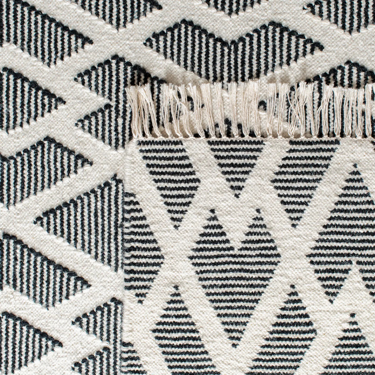 Safavieh Kilim 4'-0" x 6'-0" Rug in Black / Cream