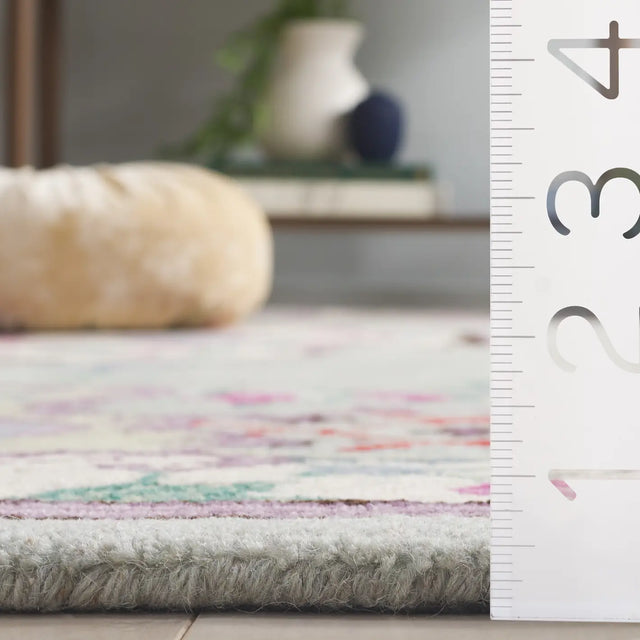 Safavieh Bellagio 4'-0" x 6'-0" Rug in Light Green / Ivory