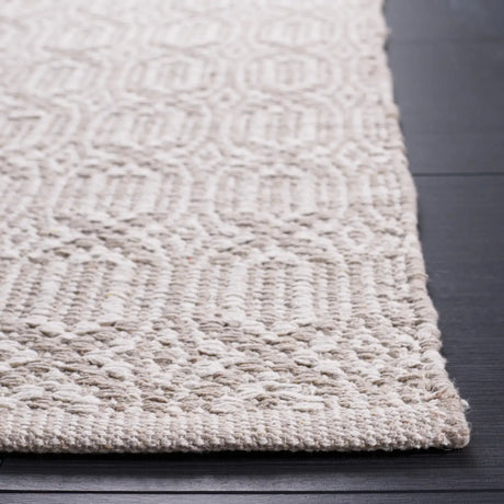 Safavieh Montauk 5'-0" x 8'-0" Rug in Ivory / Grey