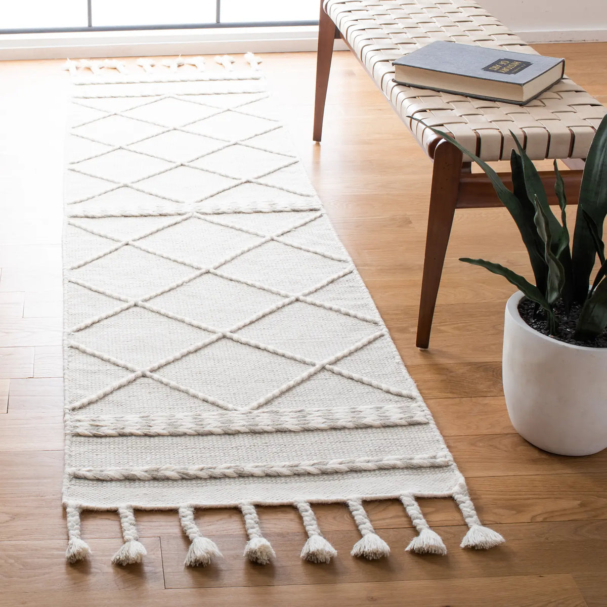 Safavieh Casablanca 2'-3" x 8'-0" Rug in Silver / Ivory