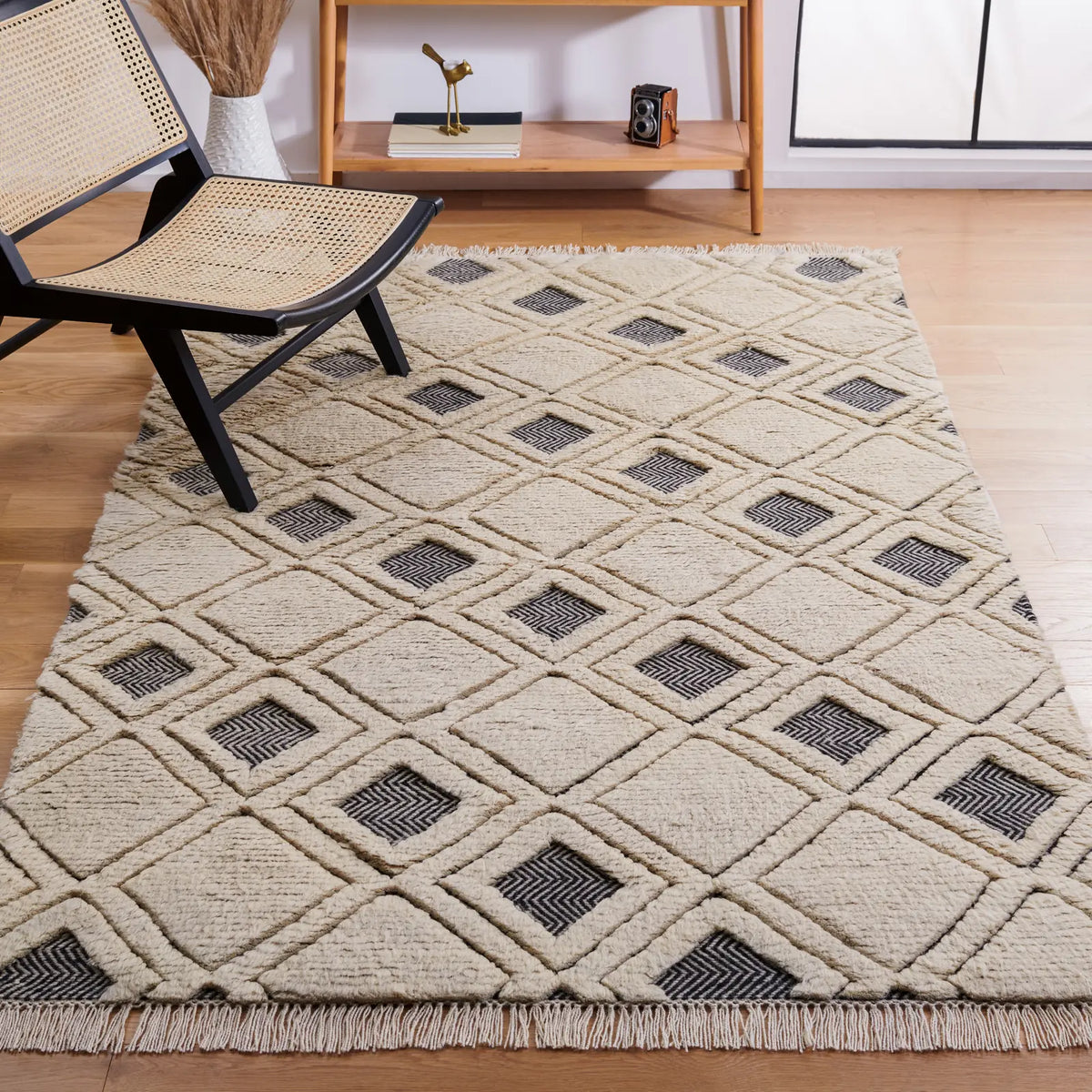Safavieh Kenya 5'-0" x 8'-0" Rug in Ivory / Black