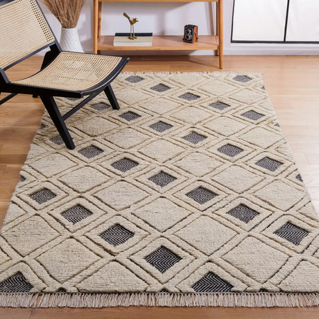 Safavieh Kenya 5'-0" x 8'-0" Rug in Ivory / Black