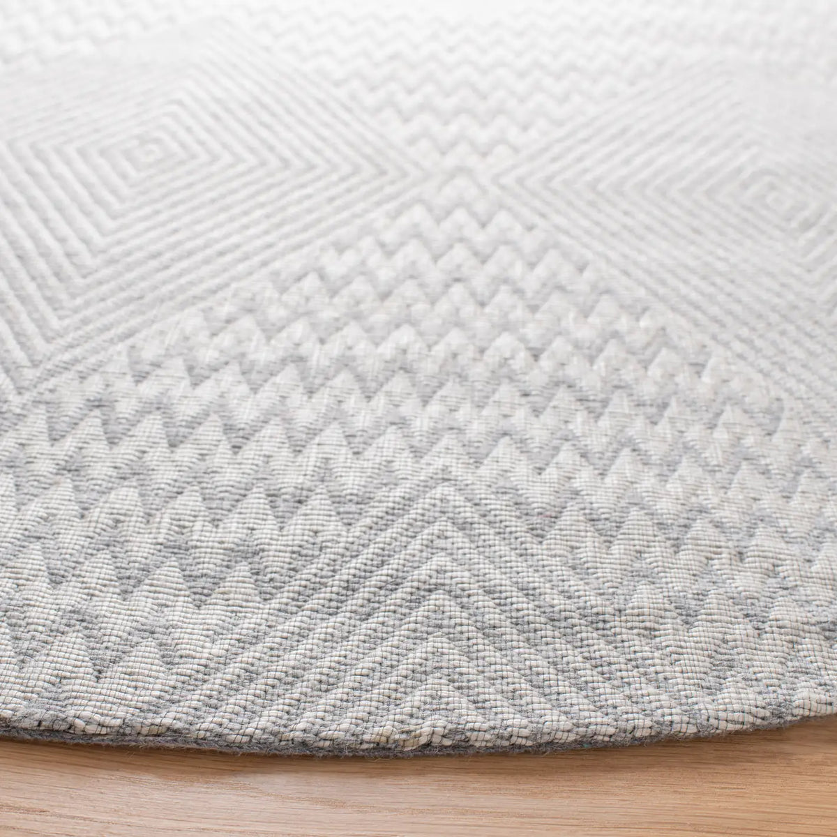 Safavieh Marbella 6'-0" x 6'-0" Rug in Silver / Ivory