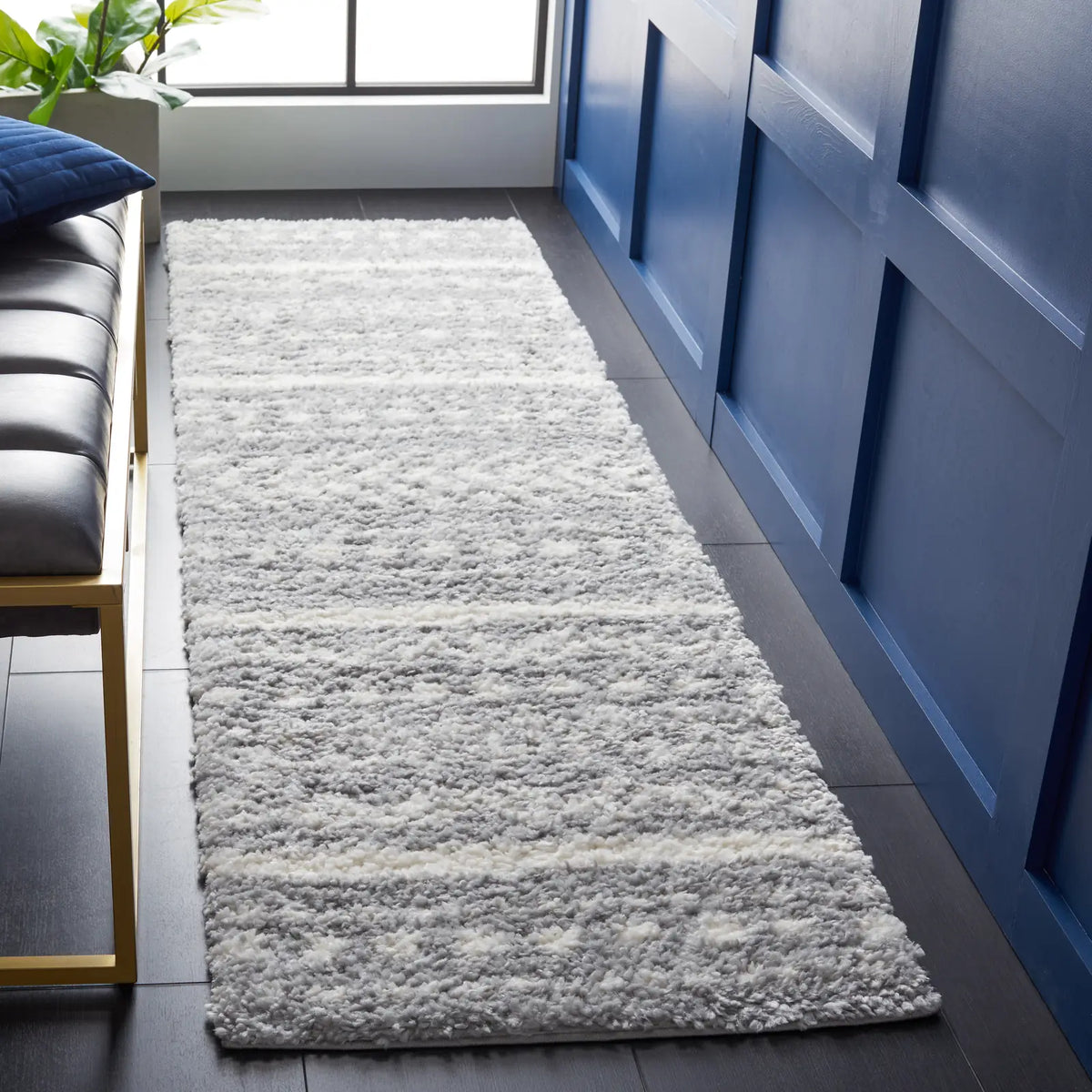 Safavieh Parma Shag 2'-3" x 8'-0" Rug in Grey / Ivory