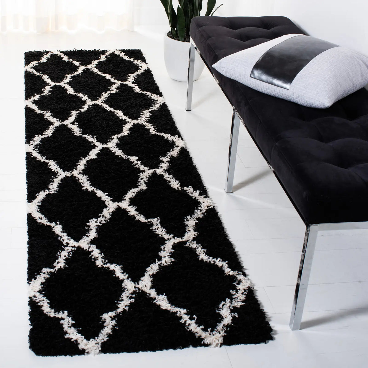 Safavieh Sgd-Dallas Shag 2'-3" x 8'-0" Rug in Black / Ivory