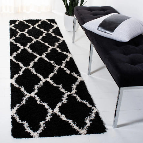 Safavieh Sgd-Dallas Shag 2'-3" x 8'-0" Rug in Black / Ivory
