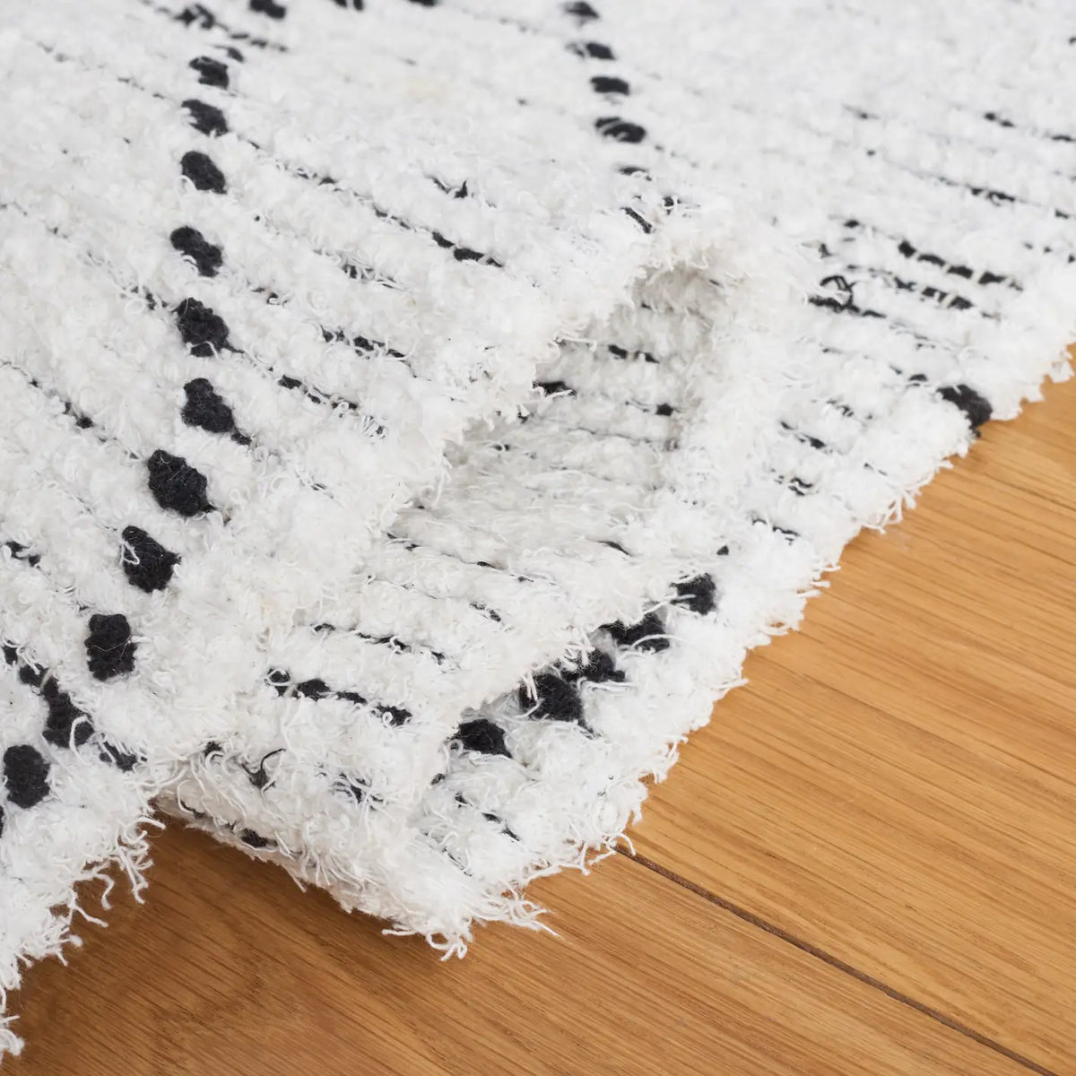 Safavieh Casablanca 4'-0" x 6'-0" Rug in Ivory / Black