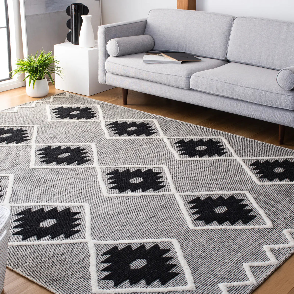 Safavieh Vermont 8'-0" x 10'-0" Rug in Black / Ivory