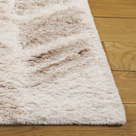 Safavieh Vermont 4'-0" x 6'-0" Rug in Beige / Ivory