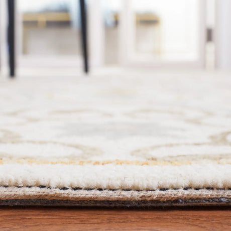 Safavieh Micro-Loop 4'-0" x 6'-0" Rug in Ivory / Grey