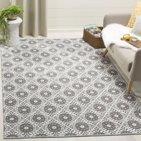 Safavieh Montauk 5'-0" x 8'-0" Rug in Charcoal / Ivory