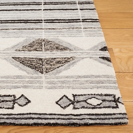 Safavieh Ebony 4'-0" x 6'-0" Rug in Ivory / Grey