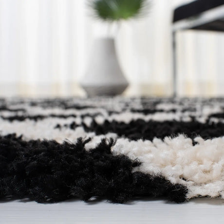 Safavieh Sgd-Dallas Shag 4'-0" x 6'-0" Rug in Black / Ivory
