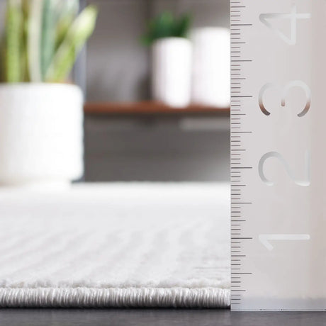 Safavieh Saylor 100 4'-0" x 6'-0" Rug in Ivory