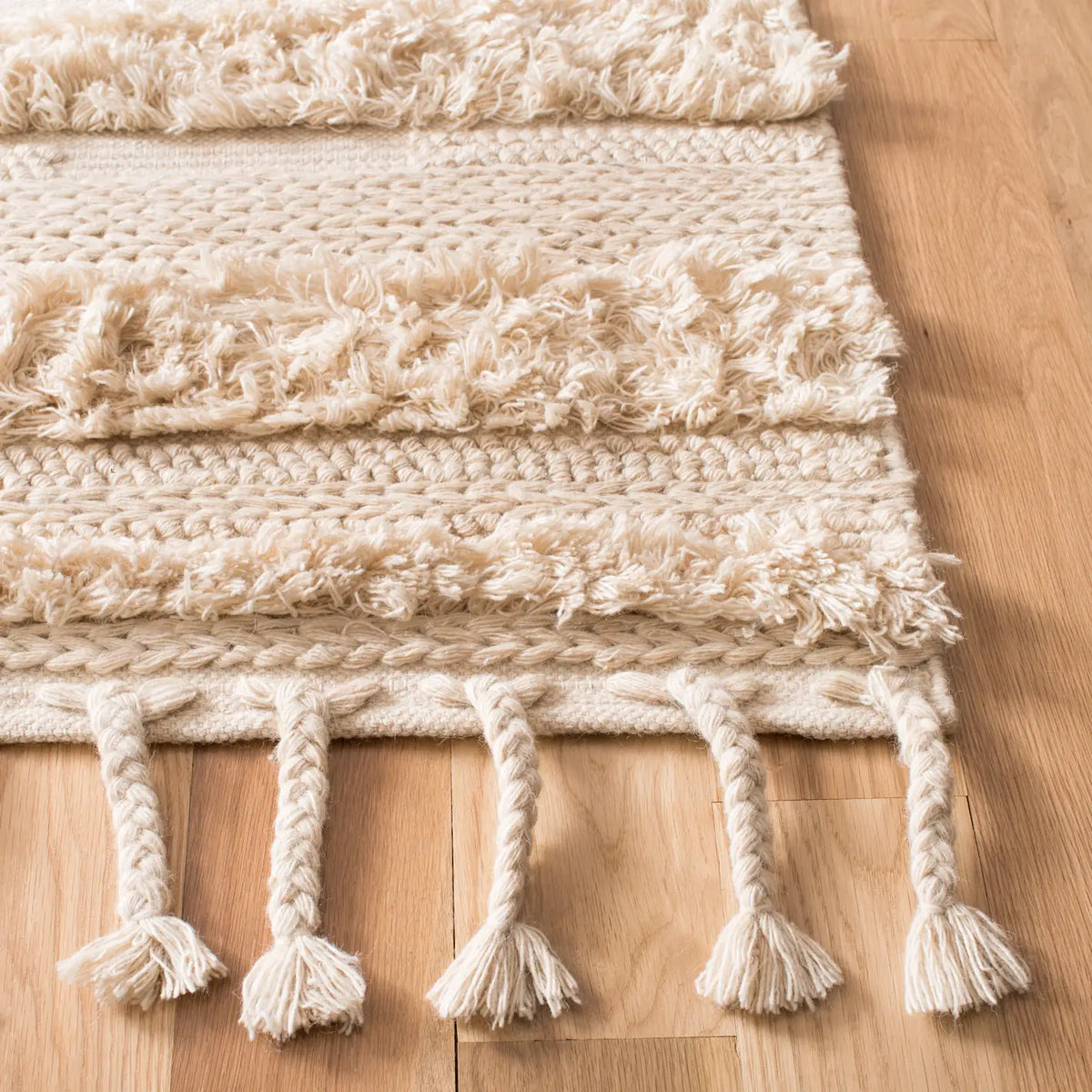 Safavieh Casablanca 5'-0" x 8'-0" Rug in Beige