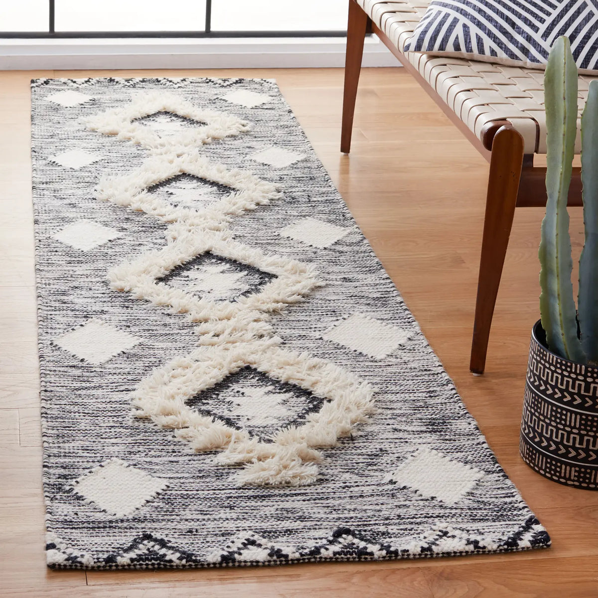 Safavieh Kenya 2'-3" x 8'-0" Rug in Black / Ivory