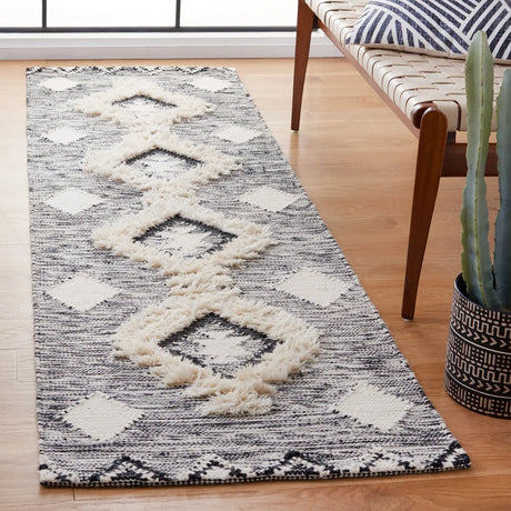 Safavieh Kenya 2'-3" x 8'-0" Rug in Black / Ivory