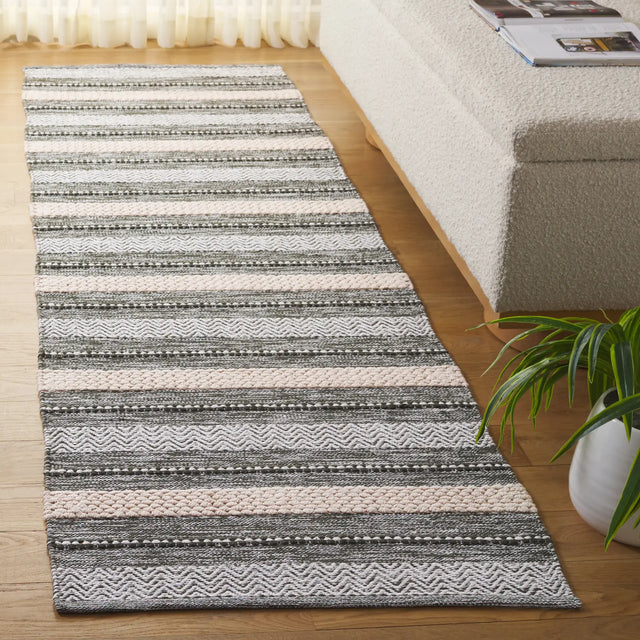 Safavieh Montauk 2'-3" x 8'-0" Rug in Green / Ivory