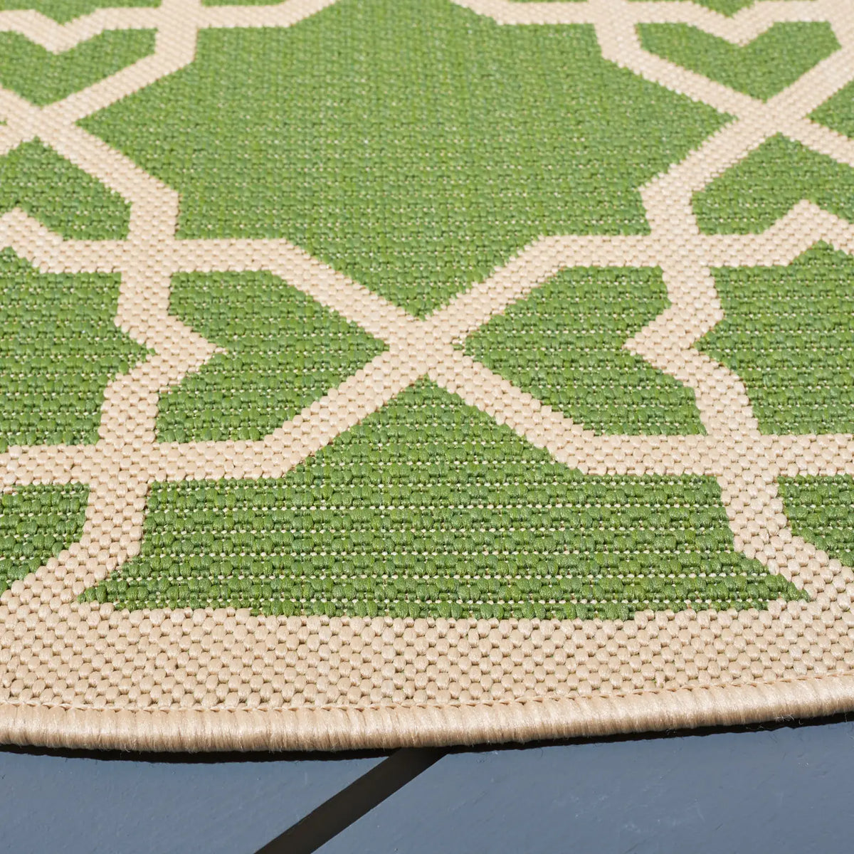 Safavieh Courtyard 6'-7" x 6'-7" Rug in Green / Beige