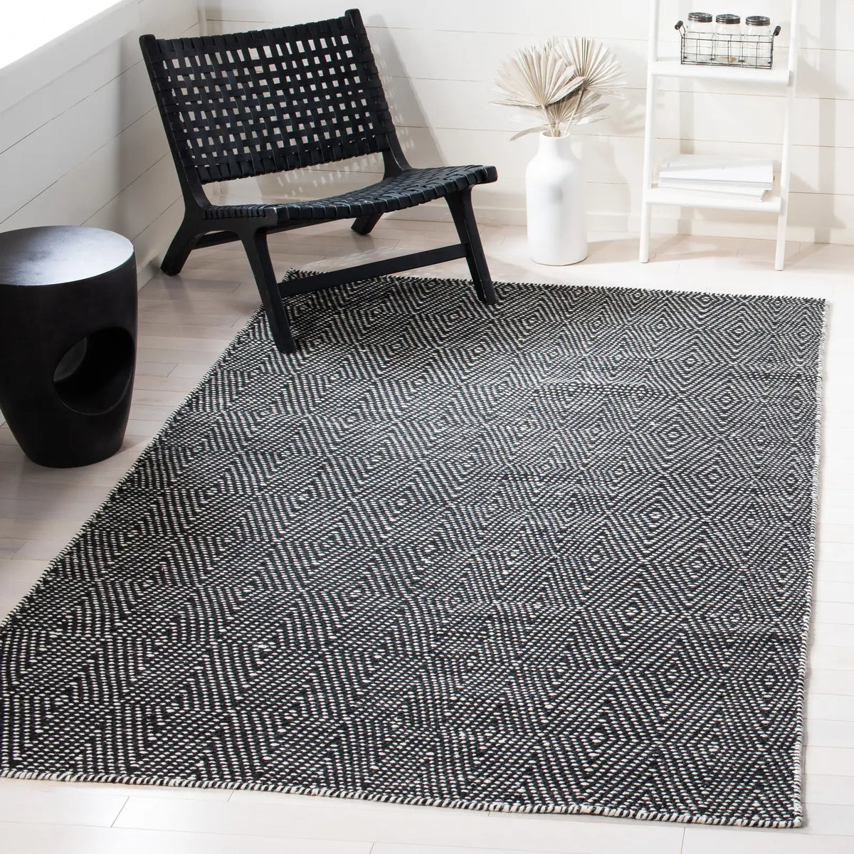 Safavieh Kilim 4'-0" x 6'-0" Rug in Black / Ivory
