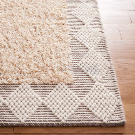 Safavieh Natura 4'-0" x 6'-0" Rug in Beige / Ivory