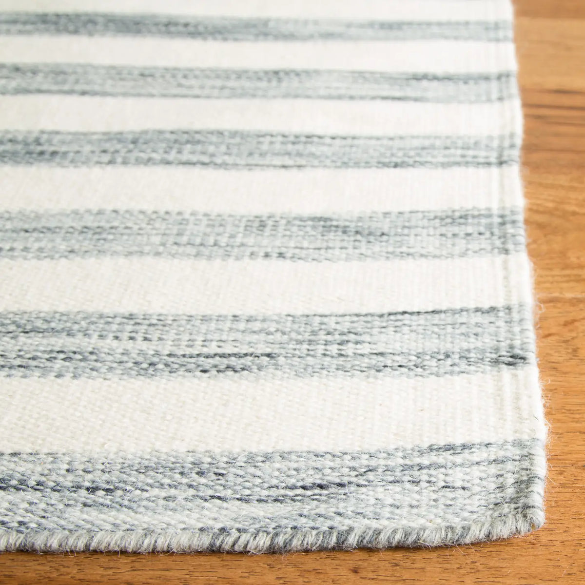 Safavieh Dhurries 4'-0" x 6'-0" Rug in Grey / Ivory