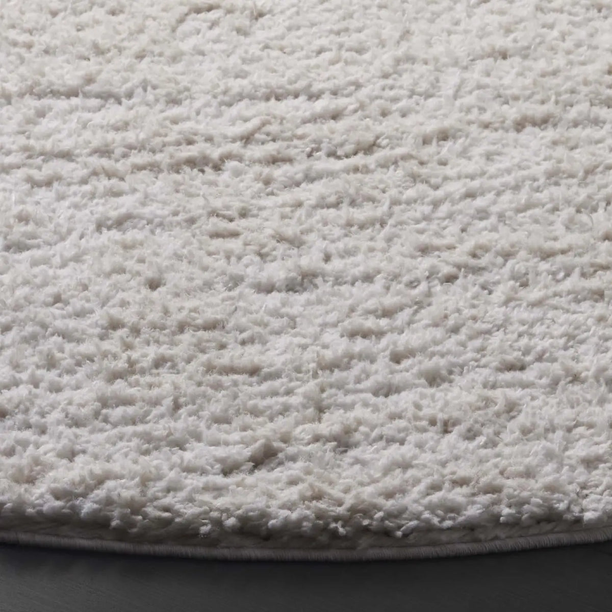 Safavieh Rumi Shag 6'-7" x 6'-7" Rug in Ivory / Light Beige